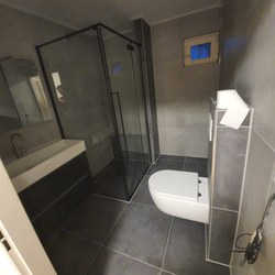 Badkamer renovatie in grijstinten 03