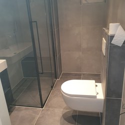 Badkamer renovatie in grijstinten 04