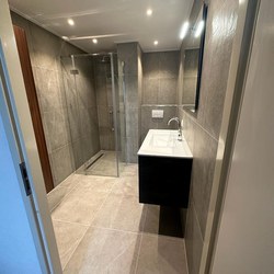 Badkamer renovatie met een nieuwe strak vormgegeven 08