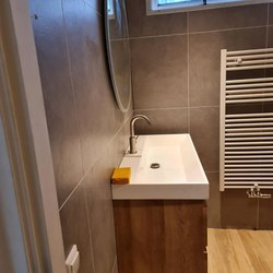 Houtlook gecombineerd met grijs in deze nieuwe badkamer 03