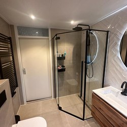 Luxe moderne badkamer in Almere met vijfhoek douchecabine 02