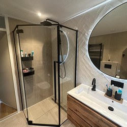 Luxe moderne badkamer in Almere met vijfhoek douchecabine 04