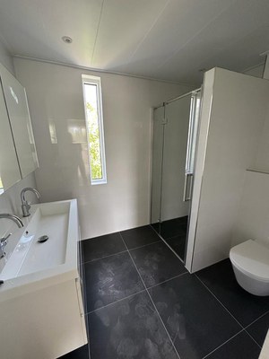 Moderne basic badkamer renovatie in Almere-Buiten