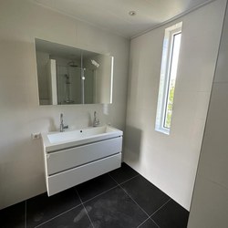 Moderne basic badkamer renovatie in Almere-Buiten 05