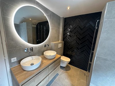 Moderne gerenoveerde badkamer met betonlook tegels in Almere