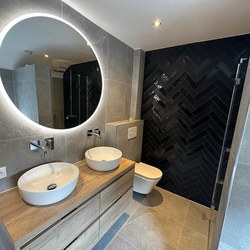 Moderne gerenoveerde badkamer met betonlook 01§Moderne gerenoveerde badkamer met betonlook 01