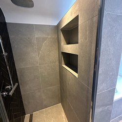 Moderne gerenoveerde badkamer met betonlook 04