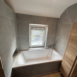 Moderne gerenoveerde badkamer met betonlook 05