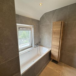 Moderne gerenoveerde badkamer met betonlook 06