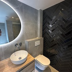 Moderne gerenoveerde badkamer met betonlook 07