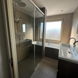 Moderne strakke nieuwe badkamer in Lelystad 02