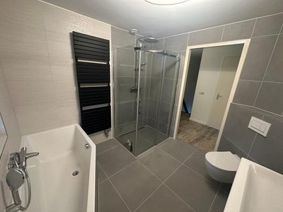 Nieuwe badkamer met apart toilet in Almere