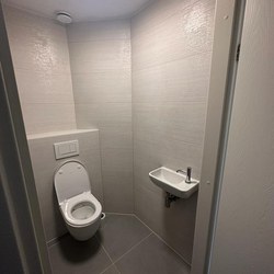 Badkamer met toilet in Almere 09.jpeg