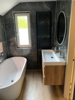 Prachtige luxe badkamer renovatie in marmerlook