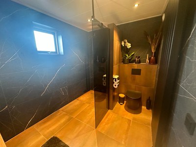 Stijlvolle luxe badkamer renovatie in Emmeloord