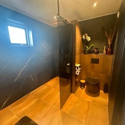 Stijlvolle luxe badkamer renovatie in Emmeloord 01