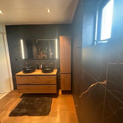 Stijlvolle luxe badkamer renovatie in Emmeloord 02